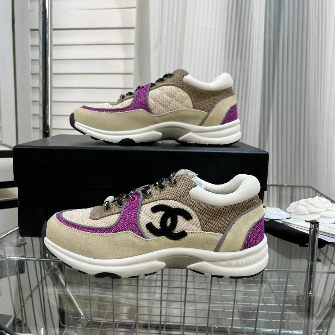 👟👟Ex-factory price 560👟👟 Chanel Chanel - 2022 counter top casual sports shoes This classic design; the upper is electro-embroidered with a variety of techniques; the outsole is fashionable and sporty; it is unusual to incorporate a variety of color matching elements... The diversified mix and match is very good-looking and versatile, casual, fashionable, sports and outdoor can be taken into account... ꫛꫀꪝ Go➫ Material: ❶Upper is made of: Original imported high mercerized smooth cow suede + electric embroidery technology + imported breathable mesh ❷Inner use: original imported breathable mesh ❸Outsole based on: original TPU combination outsole Counter boutique packaging complete set for women 35–42 men 38–46